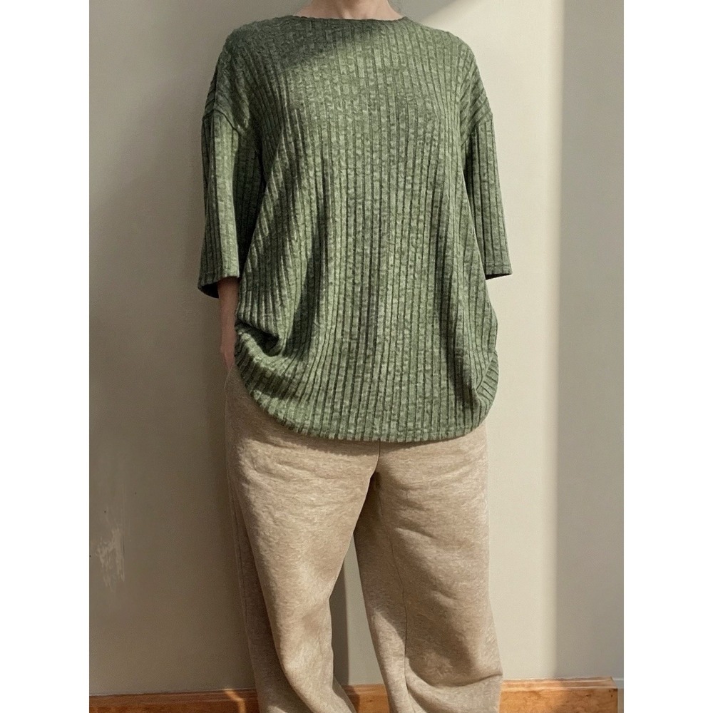 Soft ribbed SHEIN tee in gray size M. Relaxed fit.‎ 29" L 23" W - Picture 4 of 11